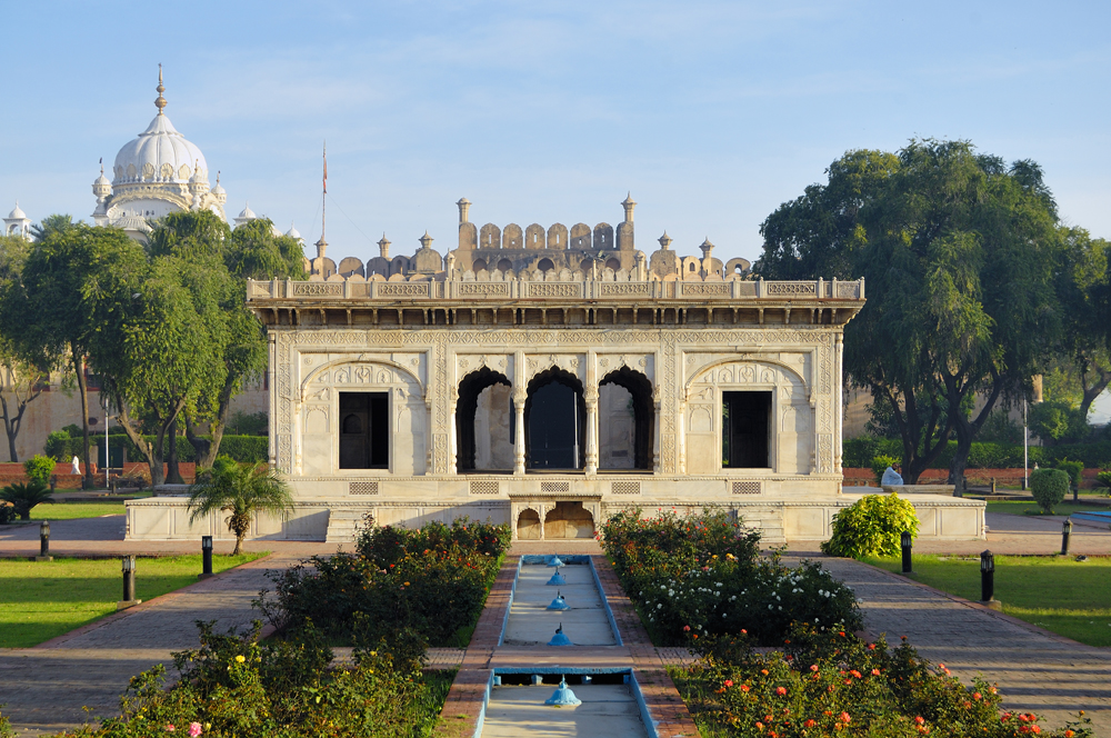 Hazuri Bagh (1818 AD) In Lahore.........!!!